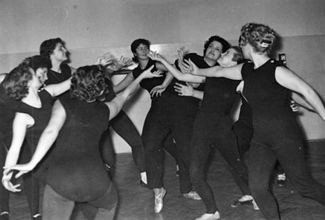 Ana Maletić u improvizaciji s učesnicama seminara 1958./1959.