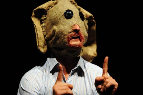 Boris Kadin u performansu Što mi je rekao Joseph Beuys dok sam mrtav ležao u njegovom naručju, foto: Marcandrea