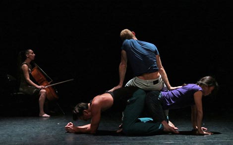 Sine Qua Non Art; Des ailleurs sans lieux, koncept i koreografija: Christophe Béranger, Jonathan Pranlas-Descours