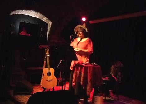 Dunja Knebl: monodrama Zašto sam postala javna pjevačica s 47 godina ili Strah od kloniranja u sklopu ciklusa MAKE Love NOT WAR, Kulturni centar Mesnička, Zagreb, 2. kolovoza 2020., foto Suzana Marjanić