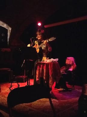 Dunja Knebl: monodrama Zašto sam postala javna pjevačica s 47 godina ili Strah od kloniranja u sklopu ciklusa MAKE Love NOT WAR, Kulturni centar Mesnička, Zagreb, 2. kolovoza 2020., foto: Suzana Marjanić