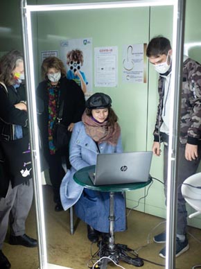 U predvorju prije predstave Emotikon