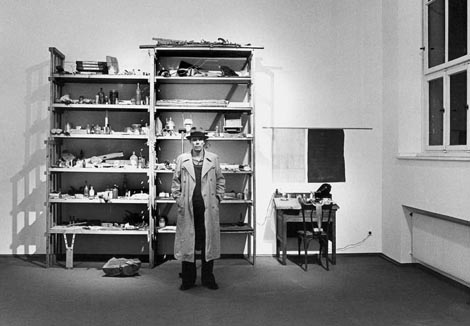 Joseph Beuys tijekom ponovnog postavljanja Barraque D’Dull Odde, Kaiser-Wilhelm-Museum Krefeld, 1977., foto: Sigwart Korn / © Pro Litteris