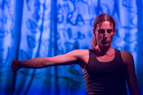 Kako dotaknuti zmaja – Arhiv kretanja u pet solo scena, autorica Iva Nerina Sibila, foto: Tomislav Sporiš