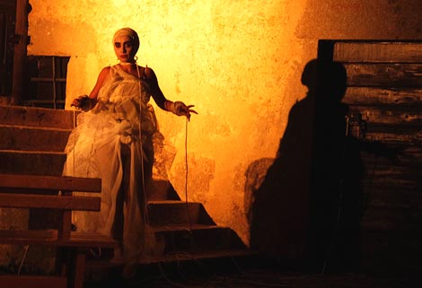 Futura monomanija, autorica i izvođačica Maya Petrovna