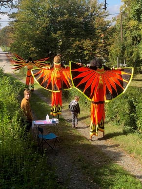 Iva Peter Dragan, Ivana Bešker i Josipa Kvaternik: Najveće leptirice na svijetu (akrobatska točka na štulama)