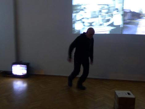 Performans Marijana Crtalića Kvadratura kruga na otvaranju izložbe Njih su dvojica, a mi smo sami. foto: Arhiv Galerije Vladimir Nazor i arhiv umjetnika