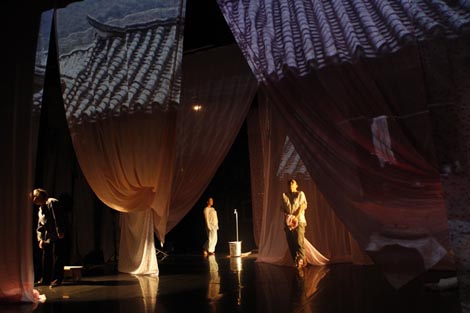 Living Dance Studio, Peking: Slušajući priče moje prabake, kor. Wen Hui