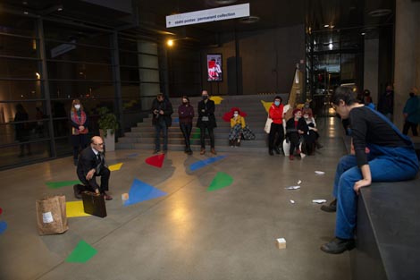 Smo ga pofumali / Popušili smo!, performans Josipe Bubaš i Josipa Ivančića – Pina, MSU, Zagreb, 3. siječnja 2022.