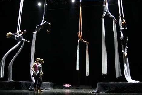 Triko cirkus teatar, Kulturni centar Travno, Zagreb: Hans Christian Andersen, Snježna kraljica, red. Iva Peter-Dragan, kor. Sarah Bebe Holmes