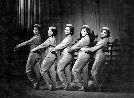 Štefanija Heller (2. zdesna) u opereti Kod bijelog konja (autor Ralph Benatzky), HNK u Osijeku 1958.