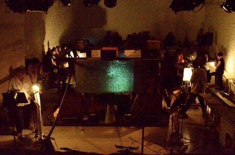 Kuća ekstremnog muzičkog kazališta, Festival Perforacije, Teatar &TD, Zagreb: Svaka revolucija je bacanje kocki, osim što, autori: Damir Bartol Indoš & Tanja Vrvilo, foto: Goran Pavelić - Pipo