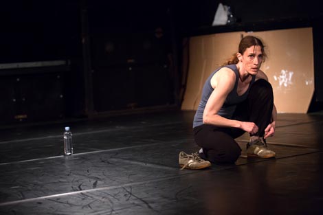 Kako dotaknuti zmaja – Arhiv kretanja u pet solo scena, autorica Iva Nerina Sibila, foto: Tomislav Sporiš