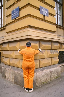 performansa Prilagođavanje objektima na Trgu maršala Tita – Trg maršala Tita, volim Te!, foto: Boris Cvjetanović i ostali