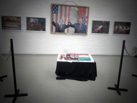 Izložba Himmlisch-irdische Freundschaft Željka Zorice Šiša prezentirala je njegove kontrolirane hepeninge na Festivalu Prvih (1. – 4. prosinca 2016., Galerija SC, Zagreb, Festival Prvih, Domino i Kultura promjene)