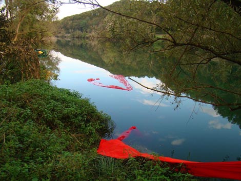Najavna fotografija za izložbu Krpe, kolci, spirale, u vrijeme pandemije COVID-a 19