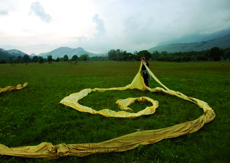Zvjezdana Jembrih, land art Zlatna spirala I., Veliko Rujno, sjeverni Velebit, 2008., foto: Branko Lenić